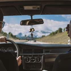 Podvody při prodeji aut: Jak pomůže kontrola SPZ