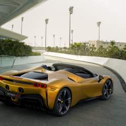 Nejvýkonnější Ferrari přišlo o střechu