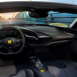 Nejvýkonnější Ferrari přišlo o střechu