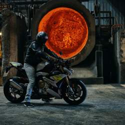 Dynamický Roadster BMW S 1000 R s jízdní dynamikou supersportu