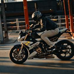 Dynamický Roadster BMW S 1000 R s jízdní dynamikou supersportu