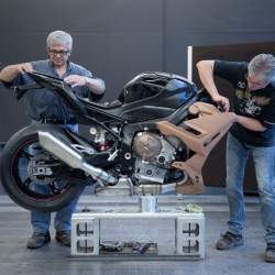 Dynamický Roadster BMW S 1000 R s jízdní dynamikou supersportu