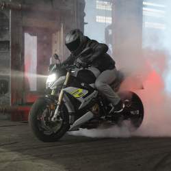 Dynamický Roadster BMW S 1000 R s jízdní dynamikou supersportu
