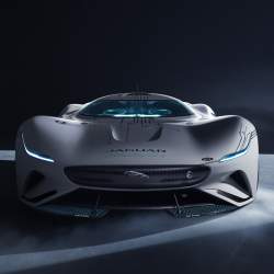 Hračka pro virtuální závody s výkonem 1900 koní!