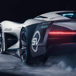 Hračka pro virtuální závody s výkonem 1900 koní!