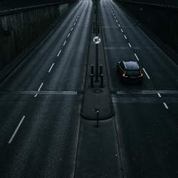 Bezpečný průjezd tunelem: Pravidla, porucha a význam modrých světe