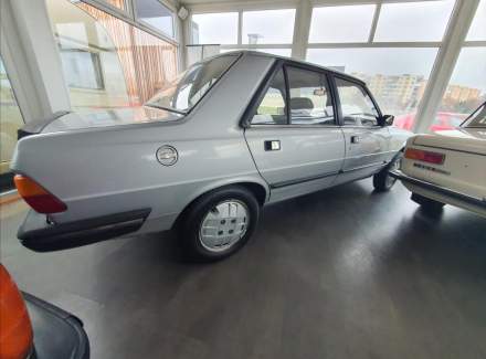 Peugeot - 305