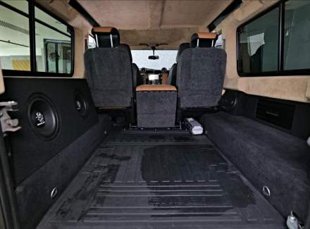 Land Rover - Defender