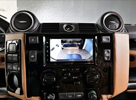 Land Rover - Defender