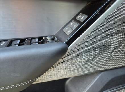 Land Rover - Range Rover Velar