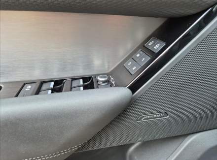 Land Rover - Range Rover Velar