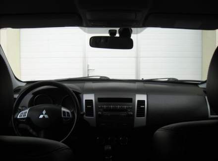 Mitsubishi - Outlander