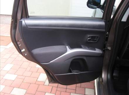 Mitsubishi - Outlander