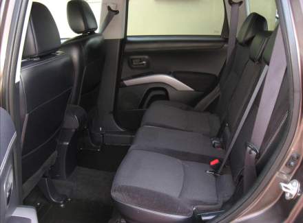 Mitsubishi - Outlander