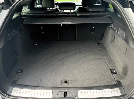 Land Rover - Range Rover Velar