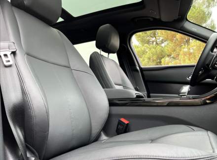 Land Rover - Range Rover Velar