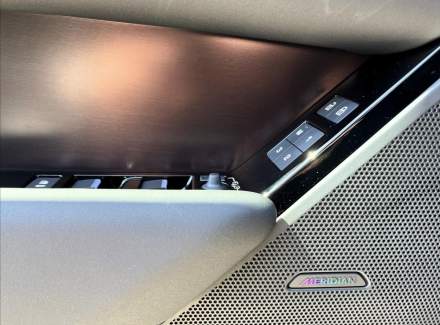 Land Rover - Range Rover Velar