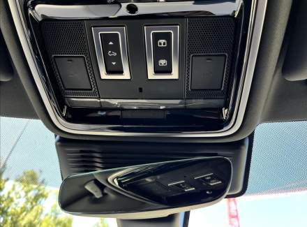 Land Rover - Range Rover Velar