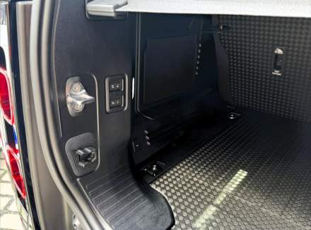 Land Rover - Defender