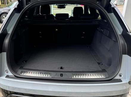 Land Rover - Range Rover Velar