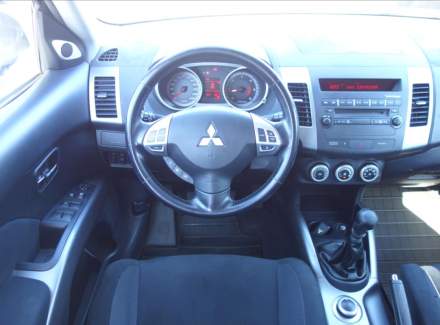 Mitsubishi - Outlander