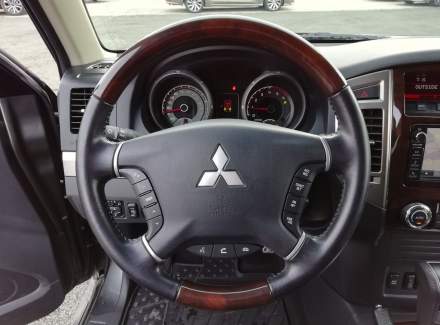 Mitsubishi - Pajero