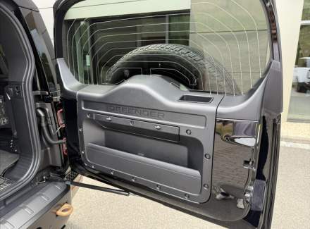 Land Rover - Defender