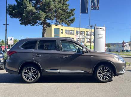 Mitsubishi - Outlander