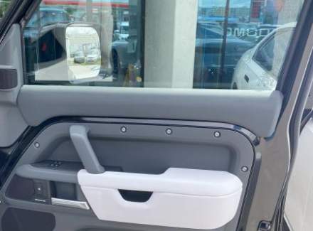 Land Rover - Defender