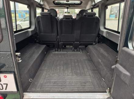 Land Rover - Defender