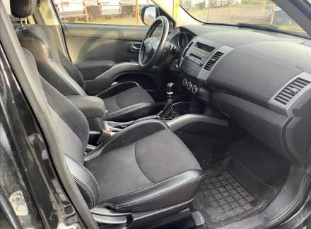 Mitsubishi - Outlander