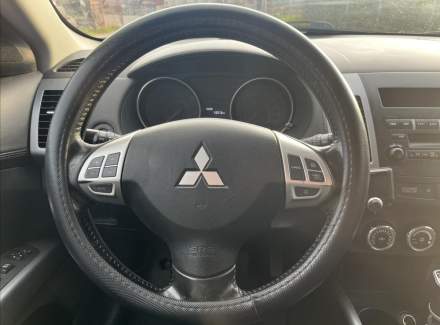 Mitsubishi - Outlander