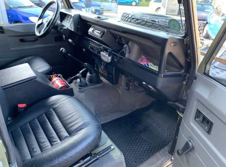 Land Rover - Defender