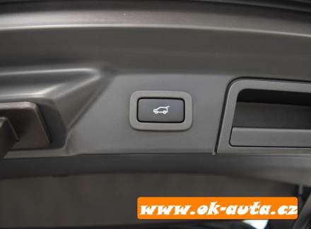 Land Rover - Range Rover Velar