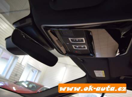 Land Rover - Range Rover Velar