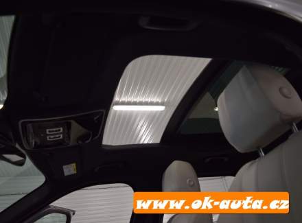 Land Rover - Range Rover Velar