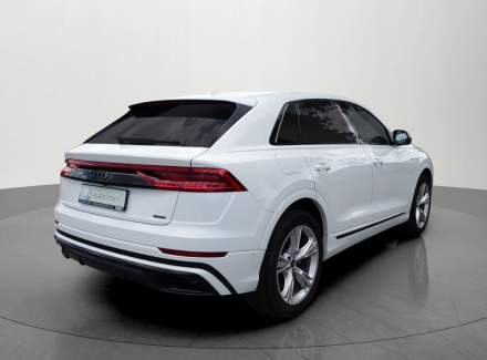 Audi - Q8