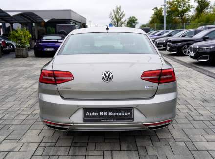 Volkswagen - Passat