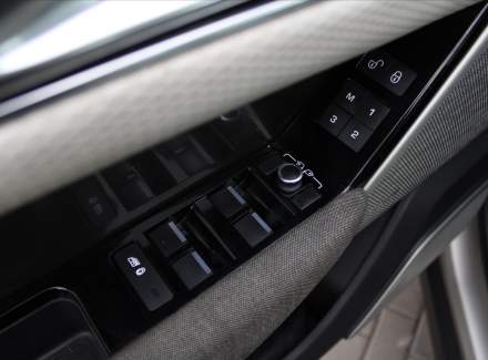 Land Rover - Range Rover Velar