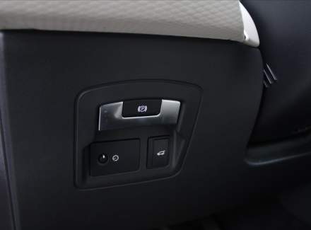 Land Rover - Range Rover Velar