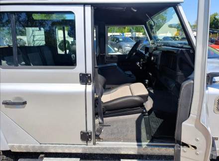 Land Rover - Defender