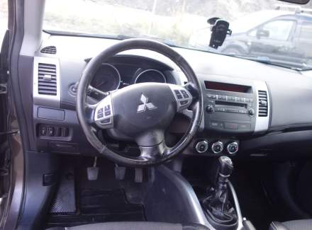 Mitsubishi - Outlander