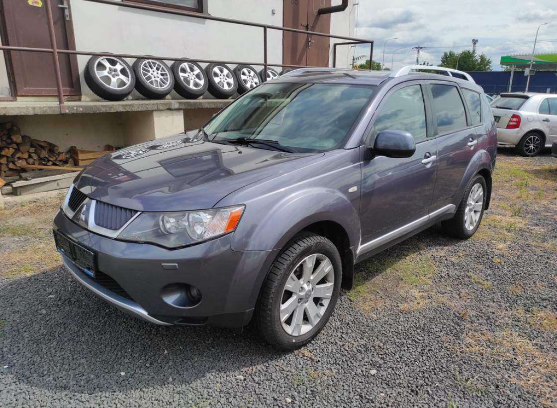 Mitsubishi - Outlander