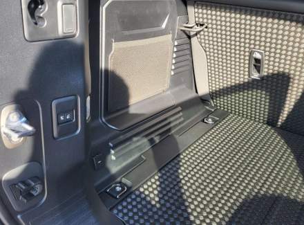 Land Rover - Defender