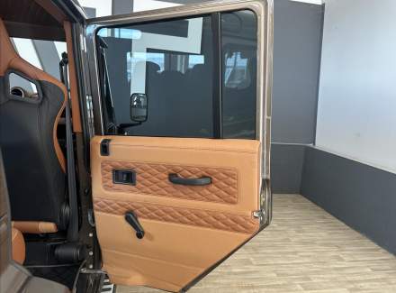 Land Rover - Defender