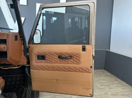 Land Rover - Defender