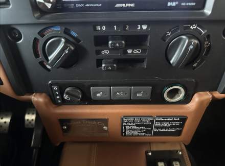 Land Rover - Defender