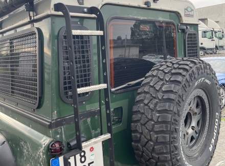 Land Rover - Defender