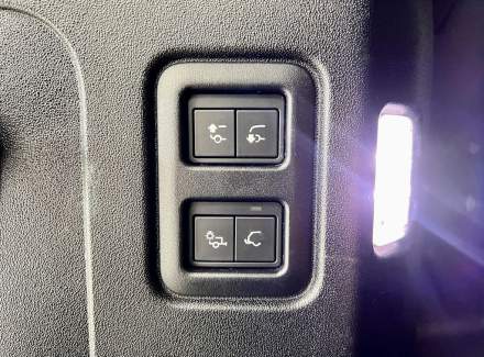 Land Rover - Defender