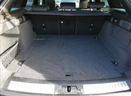 Land Rover - Range Rover Velar